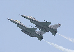 F-16飛官短暫G力昏迷安降　飛行員解析救援機制