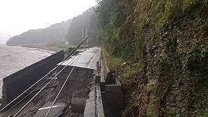 台七線牛鬥橋段路基流失 下午單線搶通