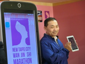 宣傳馬拉松也和媒體搏感情  侯友宜：再寫就害我要辭職了