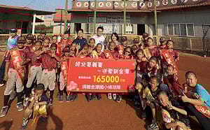 厝邊阿中暖心挺金潭少棒隊    義賣募得16.5萬元與聖誕小點心