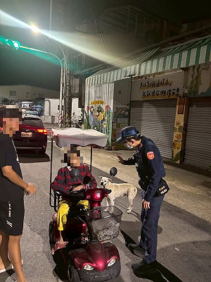 高雄8旬婦深夜迷途　忠犬小白引導警車成功返家