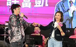 （影）攜手許富凱合唱《甲你攬牢牢》　邱議瑩為癌友送暖