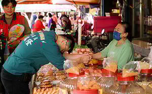 赴小港二苓市場掃街互動   賴瑞隆：謙卑誠懇、傾聽民意  