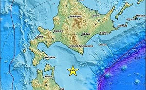 日本青森外海6.7強震 海嘯警報急發、民眾緊急撤離 主播戴安全帽報新聞