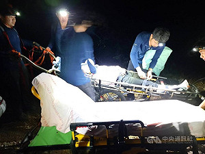 台中東卯山登山意外　婦人扭傷腳踝消防背下山送醫