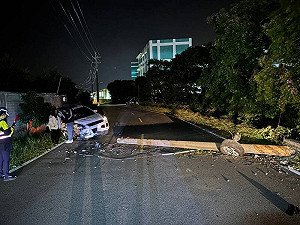 酒駕釀禍！越南籍男深夜撞斷電桿 害千戶無電可用