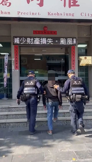 高雄男酒醉闖廟會影響交通　派出所長勸離反被丟鞋