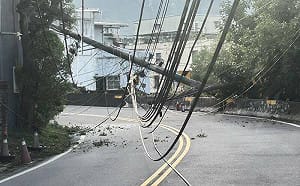 貨櫃車無視限高扯斷電線桿！女騎士摔車送醫 三峽近600戶停電