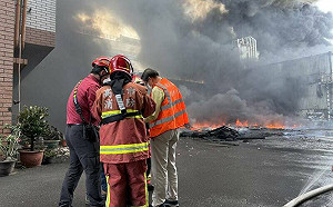 高雄大發工業區大火 47人急撤離！人為疏失釀禍  環保局開鍘最高500萬