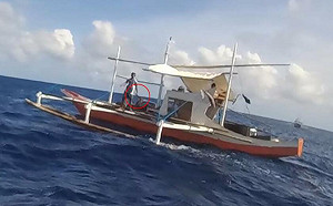 南海仙賓暗沙衝突  中曝光菲漁民持20公分長刀挑釁、控「武裝漁民」碰瓷