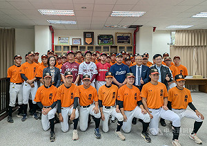 中職新秀回母校台中西苑高中　捐款回饋盼助學弟追夢