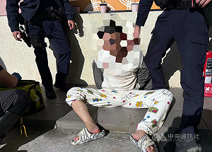 男持雙刀闖加油站便利商店  新北警壓制送辦