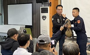 遇隨機攻擊如何自保？   林智鴻攜手五甲警宣導危機應變防身術 