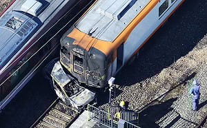 京都特急列車撞上小客車、580名乘客疏散、汽車駕駛身亡