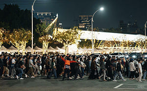 高雄聖誕生活節週末破20萬人潮！ 滅火器、洪佩瑜、淺堤中央公園開唱