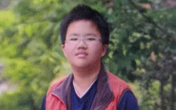 反差太大！昔日同窗翻國小畢冊認出張文：以前圓圓胖胖好相處