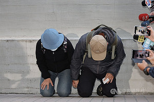 北市隨機攻擊案　犯嫌張文父母下跪向各界道歉