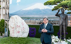 萩生田光一訪高參拜安倍銅像   祈願「台日友好」深化情誼