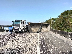 國1北上銅鑼段砂石車擦撞護欄翻覆　回堵近10公里
