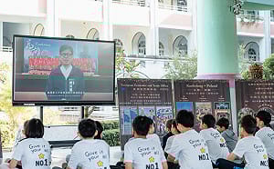 陳其邁、歐盟代表谷力哲拍片祝福聖誕   台歐交流走進高雄校園