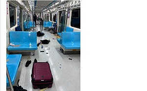 北捷北門站驚魂夜！男子持傘敲窗情緒失控　乘客驚逃車廂物品散落