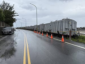 疑施工機具太靠近鐵軌　花蓮港區貨物列車碰撞出軌