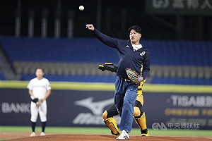 許庭綸浴室滑倒手骨裂  現進出注意應趕得上春訓