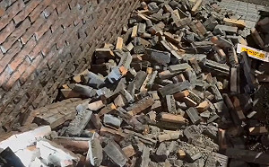 7.0強震新莊龍安陸橋磁磚剝落　區公所緊急封閉清理、結構無虞