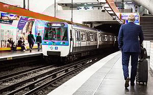 法國巴黎地鐵持刀隨機刺傷3婦女  凶嫌被捕送入精神病院