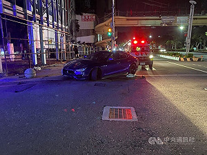 台中駕駛酒後自撞石墩　乘客不適送醫全遭連坐開罰