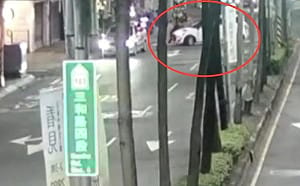 違規過馬路爆行車糾紛！男趴引擎蓋遭甩飛 驚悚畫面曝