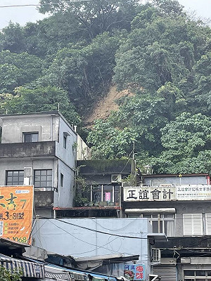 地震致南方澳邊坡崩塌砸屋頂　住戶盼施作擋土牆