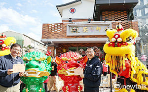 安平郵局喬遷「劍獅郵筒」亮眼曝光  黃偉哲植樹見證百年郵局嶄新啟航  「來安平寄平安」活動登場