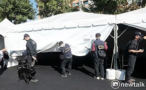 台南瘋跨年》豪華卡司加3,500發煙花秀  數百歌迷坐等開場  場外防爆犬加強治安