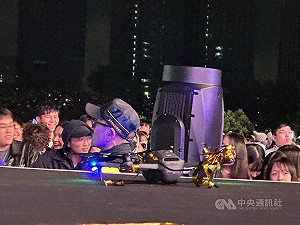 台中跨年晚會空拍機墜落 蕭敬騰台上開唱險遭砸