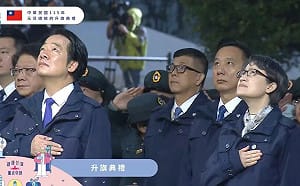 賴清德揮小國旗參加總統府升旗典禮！握手韓國瑜、與鄭麗文零互動