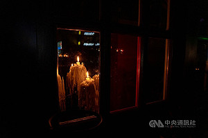 按下開關卻一片漆黑　烏人在停電中撐過寒冬