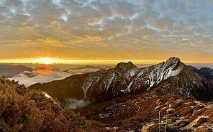 今年第一道曙光！ 鄭明典分享玉山北峰絕美照、「勇者的升旗典禮」