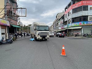 屏東大貨車右轉疑因視線死角　輾斃機車騎士
