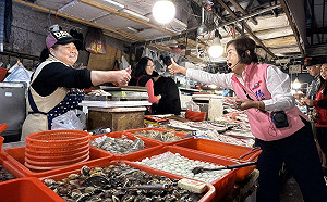 楊瓊瓔拚台中市長提名 新年上班首日從「勝利路」起跑掃街拜票