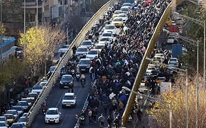 (影) 流亡王儲巴勒維現身埃及聲援抗議！伊朗通膨暴漲40% 動亂蔓延機場關閉