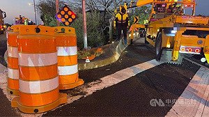 國道1號豐原段小貨車疑自撞起火　2人身亡