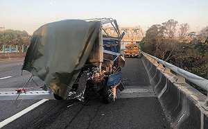 國4小貨車突停下釀驚悚車禍！混凝土車追撞 女駕駛噴飛車道送醫
