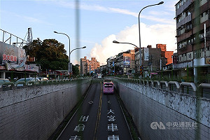 抗議拆除公館圓環　民眾以車擋道獲緩起訴