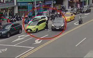 新北2男為搶停車位上演街頭格鬥！網：一言不合在路上大跳