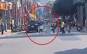 北投國小前紅燈直直衝！學童險遭撞飛 驚悚畫面曝光