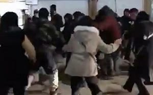 （影）伊朗軍警巴士遭炸! 軍隊開槍鎮壓 抗議者冒死肉身對抗國家暴力