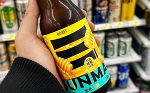 寧願下架也不降價？金色三麥宣布停賣「瓶裝蜂蜜啤酒」 神操作全網看傻