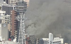 大阪通天閣附近肉品店舖起火濃煙蔽天 消防出動1機、35車滅火