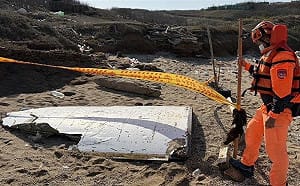 F-16飛官辛柏毅跳傘失聯！澎湖發現飛行器殘骸 軍方勘查回應